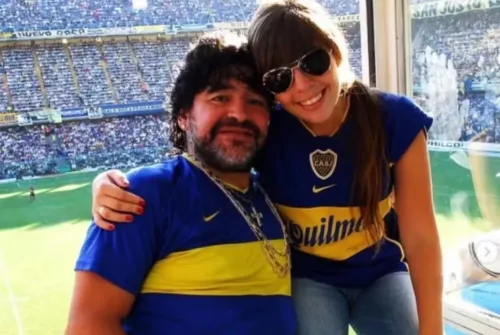 
				
					Filha de Maradona revela contato com o pai através de médium: 'Bonito'
				
				