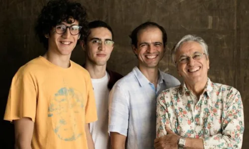 
				
					Filho de Caetano Veloso chama atenção na web com foto sem camisa
				
				