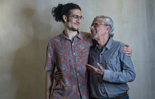 
				
					Filho de Caetano Veloso chama atenção na web com foto sem camisa
				
				