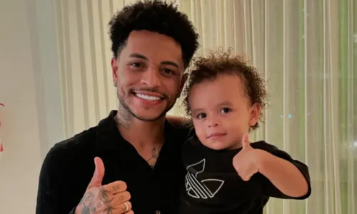
				
					Filho de Matheuzinho obriga a mãe a fazer 'tatuagem' do Vitória; VÍDEO
				
				