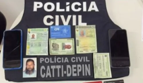 
				
					Foragido é preso após fazer cirurgia plástica para escapar da polícia
				
				