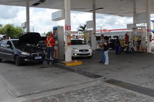 
				
					Gasolina chega a R$ 6,79 em Feira de Santana; diesel e etanol têm alta
				
				