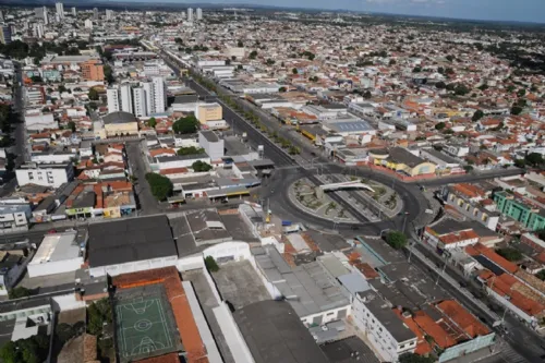 
				
					Homem morre durante troca de tiros com a PM em Feira de Santana
				
				