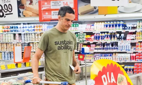 
				
					Gente como a gente? Mateus Solano surpreende fãs em mercado
				
				