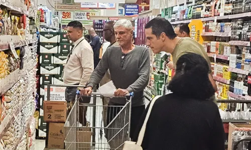 
				
					Gente como a gente? Mateus Solano surpreende fãs em mercado
				
				