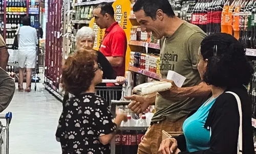 
				
					Gente como a gente? Mateus Solano surpreende fãs em mercado
				
				