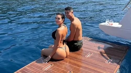 
				
					Georgina Rodríguez posa de biquíni em píer com Cristiano Ronaldo
				
				