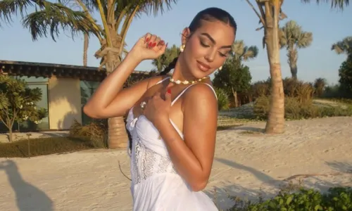 
				
					Georgina Rodriguez sensualiza em resort com Cristiano Ronaldo
				
				