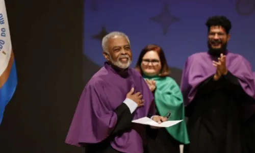 
				
					Gilberto Gil cai no choro ao receber alta honraria no RJ
				
				