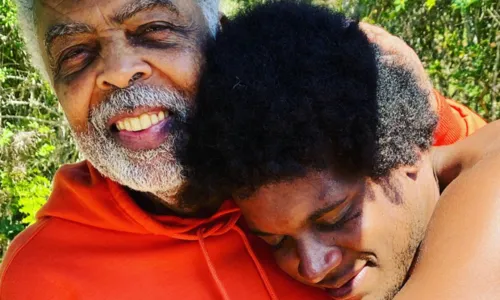 
				
					Gilberto Gil faz 82 anos e celebra aniversário com neto músico
				
				