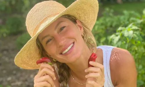 
				
					Gisele Bündchen abre álbum de fotos durante viagem na Bahia
				
				