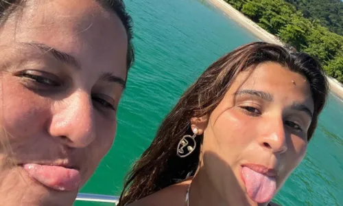 
				
					Giulia Costa posta fotos raras da irmã, que é filha de Renata Sorrah
				
				