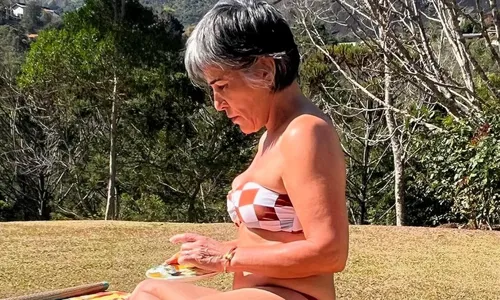 
				
					Gloria Pires impressiona com barriga negativa aos 61 anos: 'Brilhando'
				
				