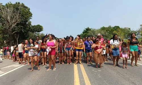 
				
					Grupo interdita trecho da BR-101 em protesto contra prisão de Cacique
				
				