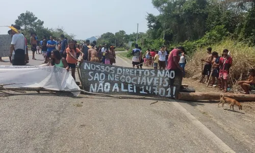 
				
					Grupo interdita trecho da BR-101 em protesto contra prisão de Cacique
				
				