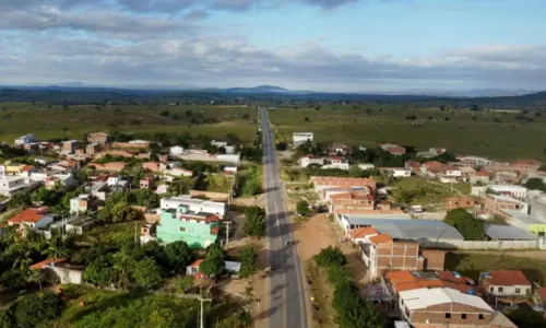 
				
					Homem é preso após matar irmão a facadas em briga de bar na Bahia
				
				