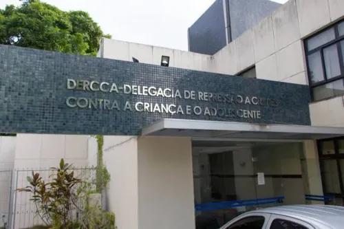 
				
					Homem é preso por ameaçar matar e manter filho de 6 meses em cárcere
				
				