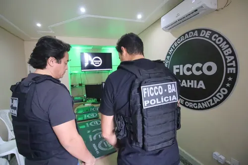 
				
					Cinco homens morrem e outros sete são presos em ações da polícia na BA
				
				