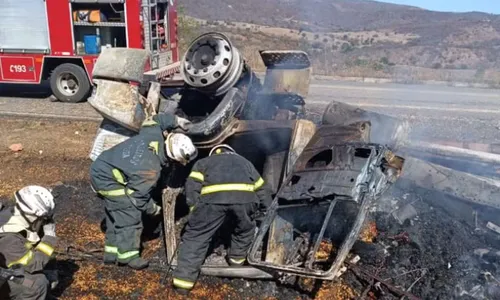 
				
					Caminhão tomba e deixa rodovia parcialmente interditada na Bahia
				
				