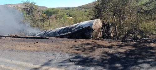 
				
					Homem morre após explosão de caminhão-tanque em estrada da Bahia
				
				