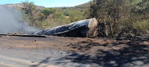 
				
					Pista é liberada após caminhão-tanque derramar diesel na BR-324
				
				