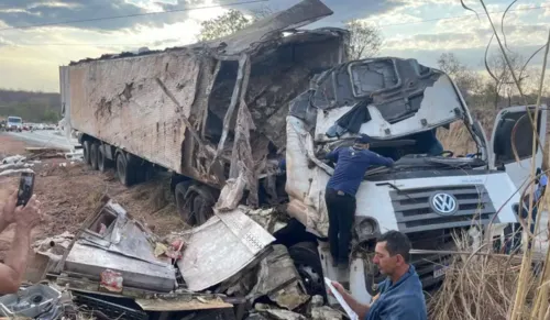 
				
					Homem morre após perder controle de carreta e bater em barranco na BA
				
				