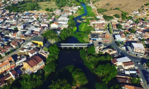 
				
					Homem morre atropelado por carro enquanto caminhava na Bahia
				
				