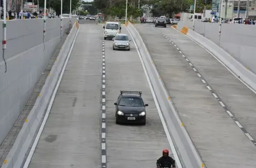 
				
					Homem morre atropelado por carro enquanto caminhava na Bahia
				
				