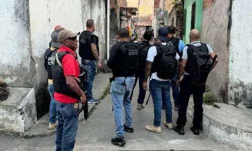 
				
					Homem morre durante troca de tiros com a PM em Feira de Santana
				
				