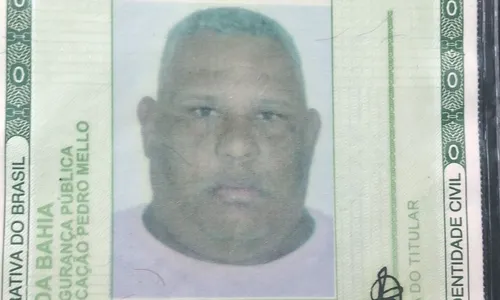 
				
					Homem morre e duas pessoas ficam feridas em acidente de carro na Bahia
				
				