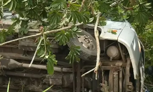 
				
					Homem morre e outro fica ferido após carro capotar na BA-148
				
				