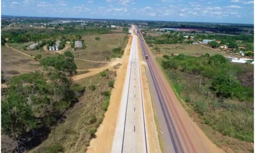 
				
					Homem morre em acidente envolvendo dois carros e carreta na Bahia
				
				