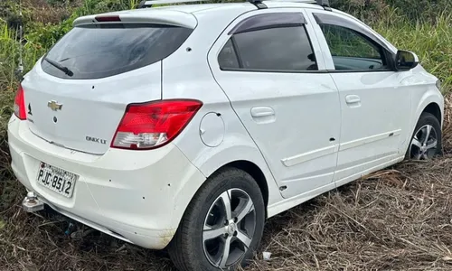 
				
					Homem morre em confronto com a PM após roubo de carro na Bahia
				
				