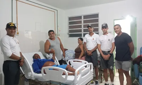 
				
					Homem nada por 48h para salvar filho e irmão após naufrágio na Bahia
				
				