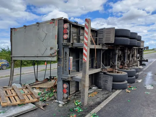 
				
					Homem tem morte súbita ao saquear carreta de cerveja tombada na Bahia
				
				