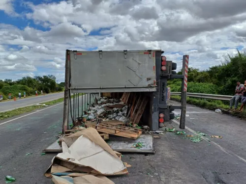 
				
					Homem tem morte súbita ao saquear carreta de cerveja tombada na Bahia
				
				