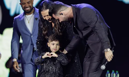 
				
					Homenagem a Marília Mendonça tem choro da família e filho no palco
				
				