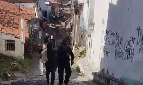 
				
					Homens são presos suspeitos matar pai e filho em Feira de Santana
				
				