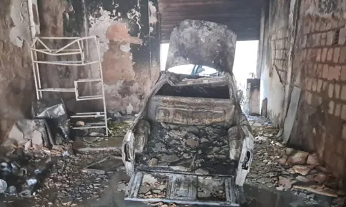 
				
					Ilhéus: oficina fica totalmente destruída após carro pegar fogo
				
				