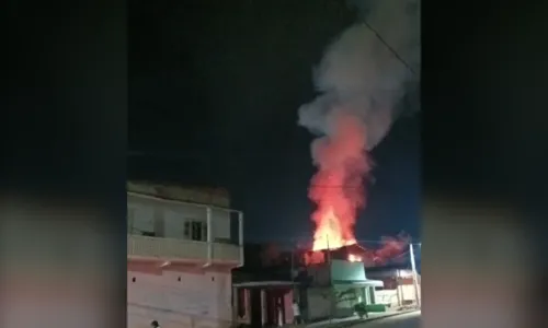 
				
					Incêndio de grandes proporções atinge supermercado no sul da Bahia
				
				