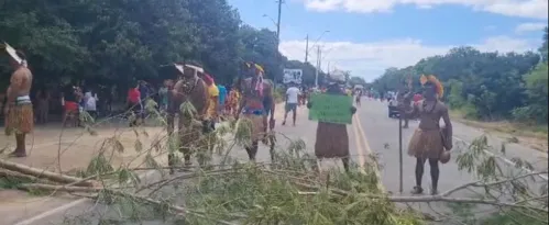 
				
					Indígenas fecham rodovias na Bahia em protesto contra marco temporal
				
				