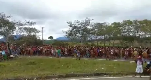 
				
					Indígenas fecham rodovias na Bahia em protesto contra marco temporal
				
				