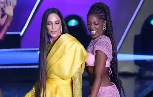 
				
					Ivete Sangalo escolhe 'paraíso baiano' para almoço de família; veja
				
				