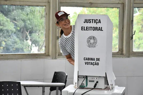 
				
					Ivete Sangalo é tietada por fãs ao votar em Salvador; FOTOS
				
				