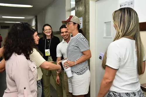 
				
					Ivete Sangalo é tietada por fãs ao votar em Salvador; FOTOS
				
				