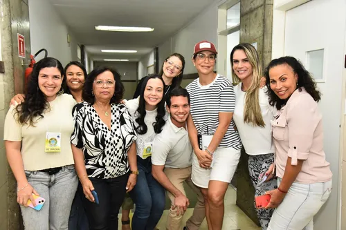 
				
					Ivete Sangalo é tietada por fãs ao votar em Salvador; FOTOS
				
				