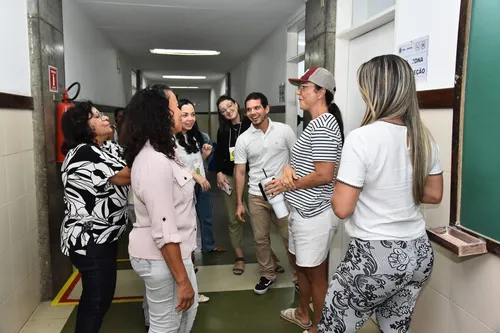 
				
					Ivete Sangalo é tietada por fãs ao votar em Salvador; FOTOS
				
				