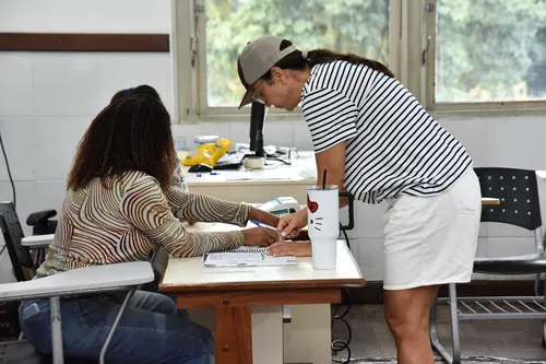 
				
					Ivete Sangalo é tietada por fãs ao votar em Salvador; FOTOS
				
				