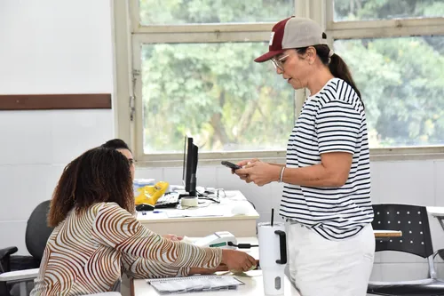 
				
					Ivete Sangalo é tietada por fãs ao votar em Salvador; FOTOS
				
				