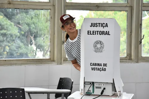 
				
					Ivete Sangalo é tietada por fãs ao votar em Salvador; FOTOS
				
				